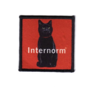 Schwarze Katze auf rotem Hintergrund, Internorm-Logo.