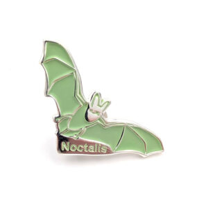 Grüne Fledermaus-Anstecknadel mit Noctalis-Schriftzug