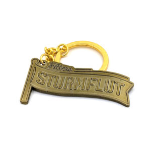 Metall-Schlüsselanhänger mit Schriftzug 'Sturmflut'.