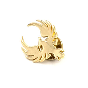 Goldener Adler Anstecknadel auf weißem Hintergrund